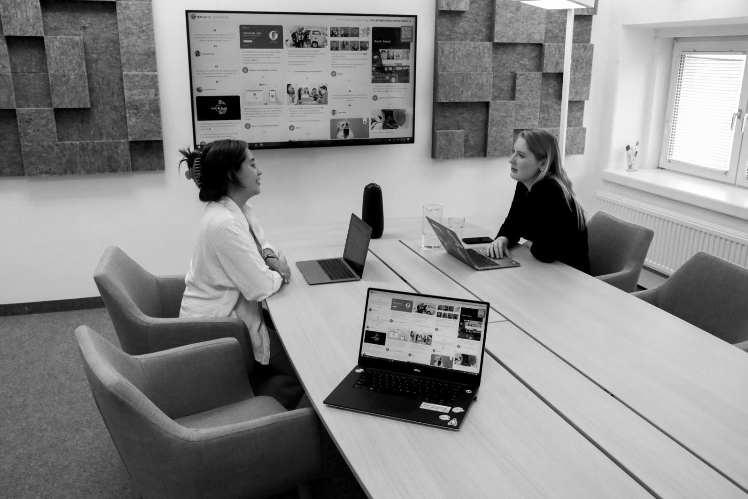 Artista mentre applica trucco teatrale professionale con pennelli specializzati