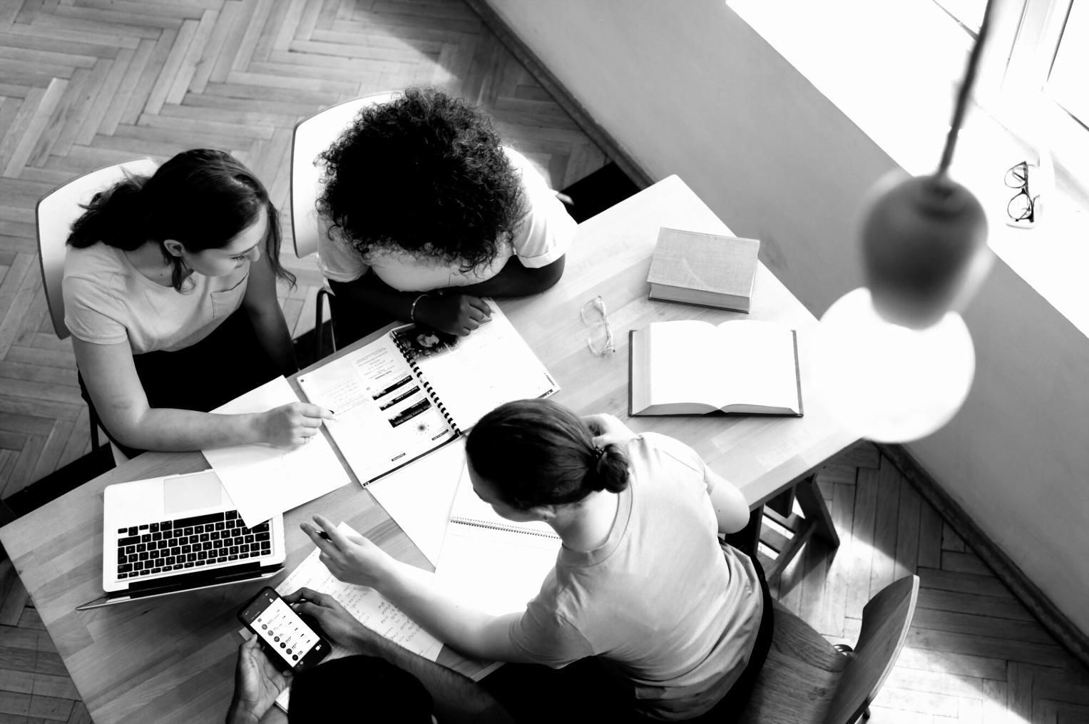 Studente che pratica trucco teatrale su modello durante lezione pratica