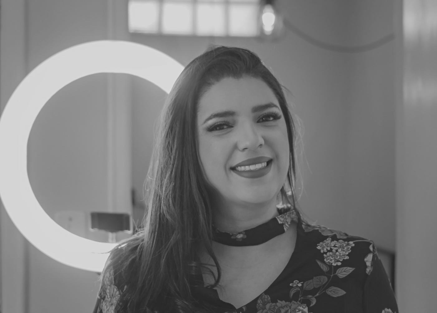 Aula di makeup teatrale con postazioni professionali e specchi illuminati