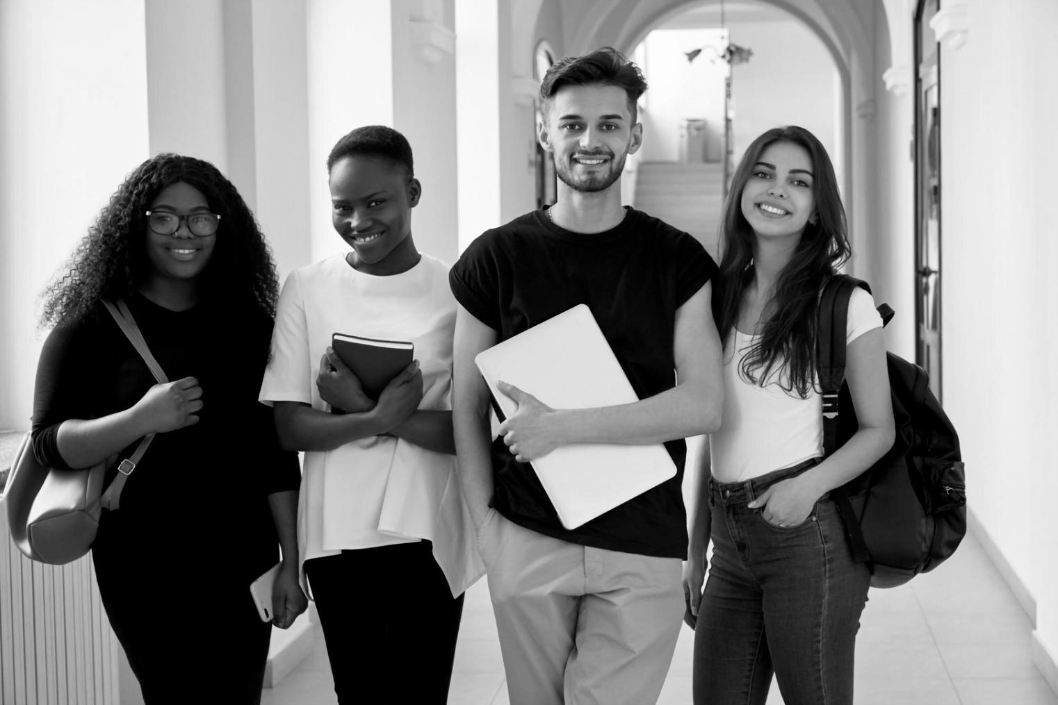 Studenti delithraveno al lavoro durante una produzione teatrale